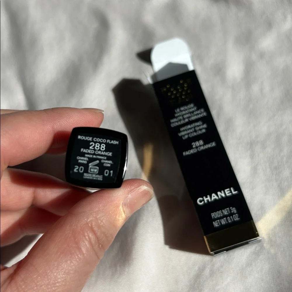 Limited edition) CHANEL Rouge Coco flash Lip color - Faded Orange